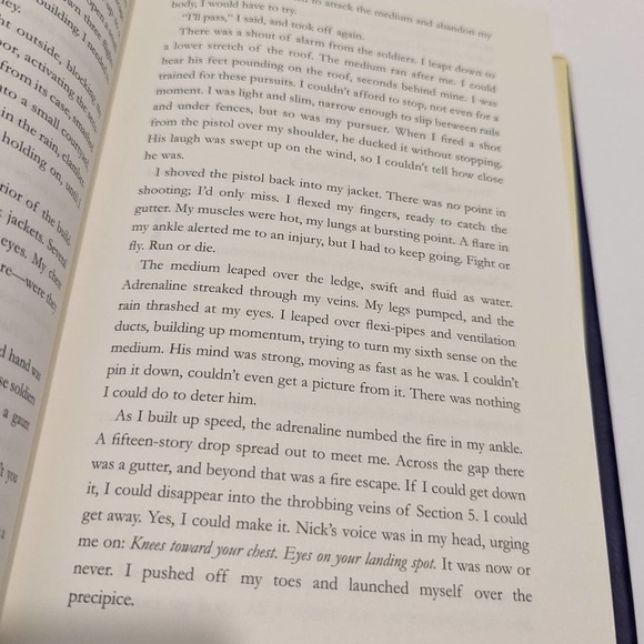 The Bone Season (2013, Hardcover) – Samantha Shannon [Dystopian, Fantasy] - Picture 5 of 9